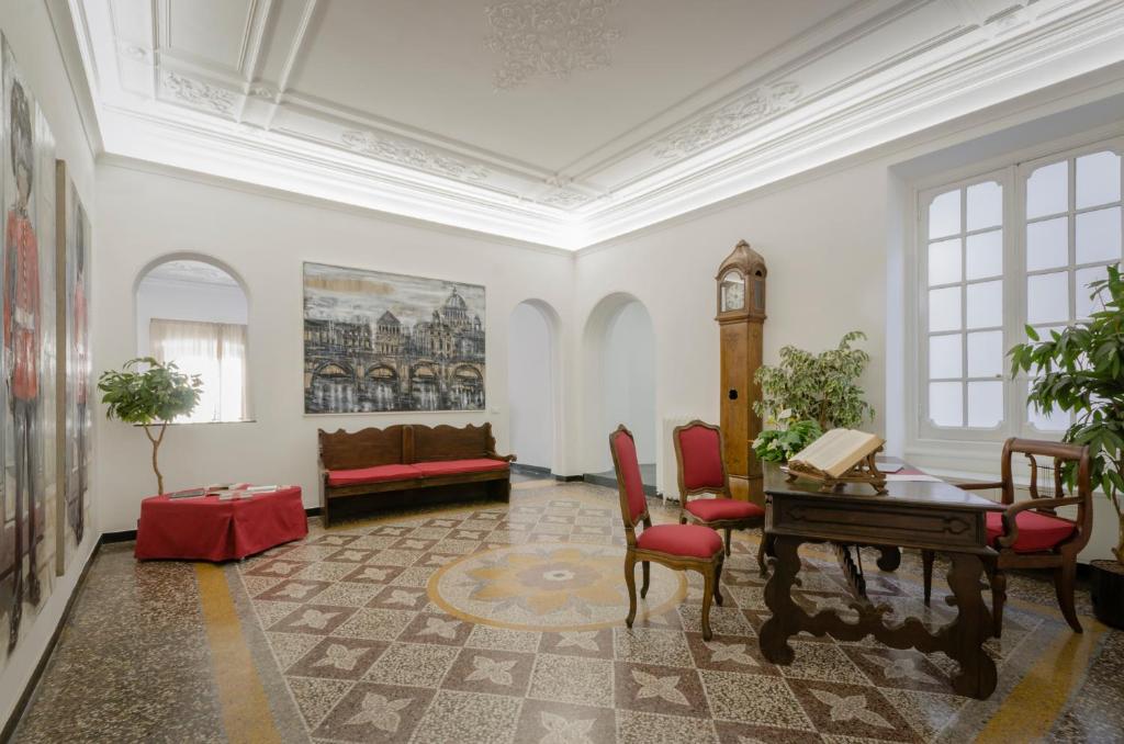 ein Wohnzimmer mit einem Klavier und einem Sofa in der Unterkunft Genova46 Suites & Rooms in Genua