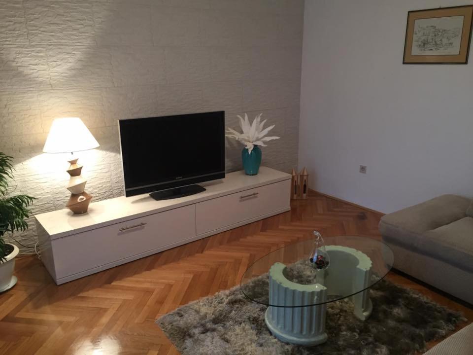 Telewizja i/lub zestaw kina domowego w obiekcie Kuća za odmor "Barbenjak"