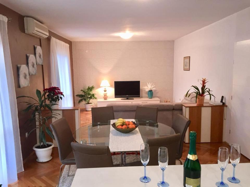 Telewizja i/lub zestaw kina domowego w obiekcie Kuća za odmor "Barbenjak"