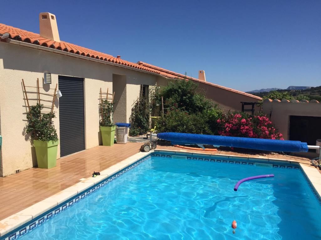 ein Pool vor einem Haus in der Unterkunft Entre mer et montagne in Montner