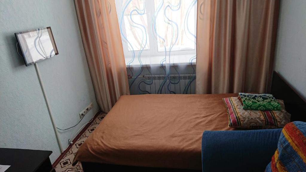 ウシンスクにあるКрасноярский пр-д одноместный экономの小さなベッドルーム(ベッド1台、窓付)