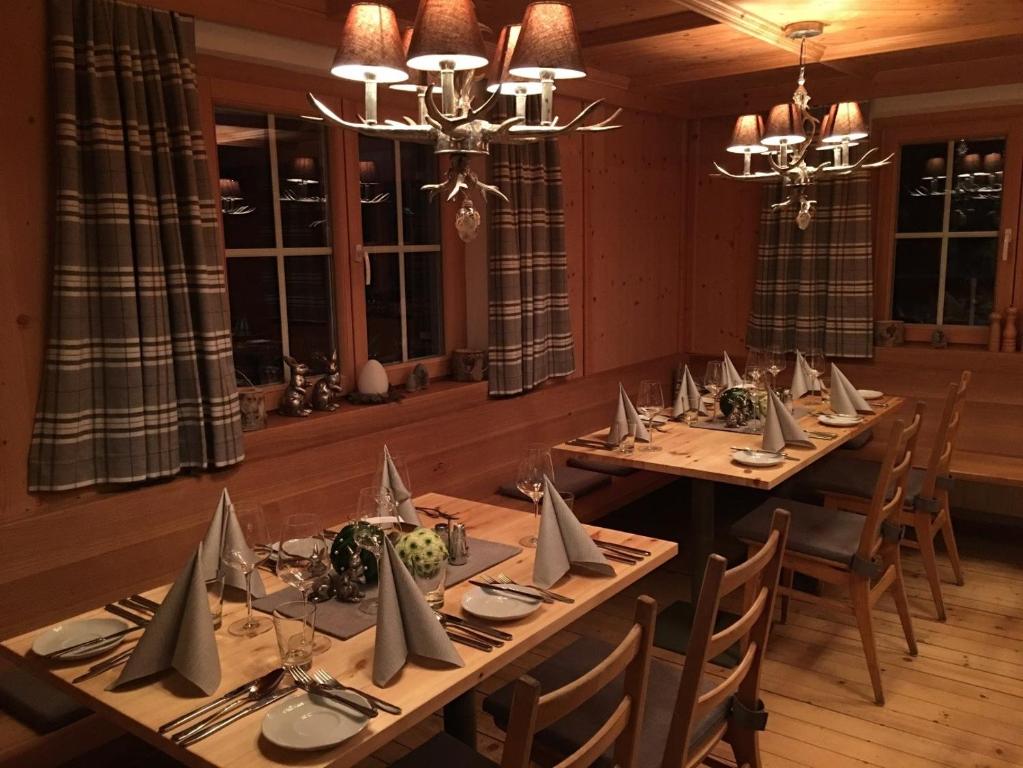 Restoran või mõni muu söögikoht majutusasutuses Gasthaus Moosegg