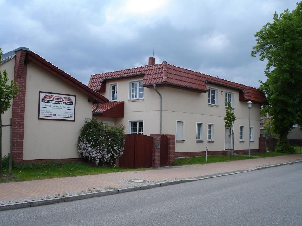 une maison sur le côté d'une rue dans l'établissement Ferienwohnung Schob, à Dyrotz
