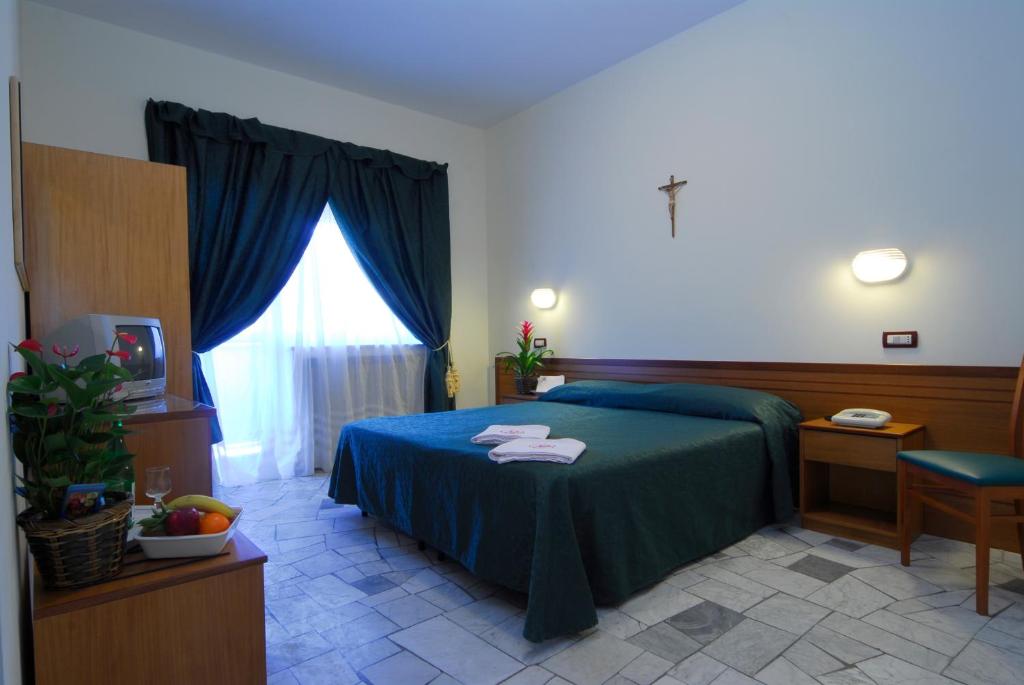 Postel nebo postele na pokoji v ubytování Hotel Delle Rose