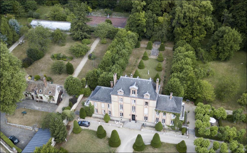 z góry widok na duży dom z drzewami w obiekcie Château Rouillon d'Allest w mieście Chartrettes