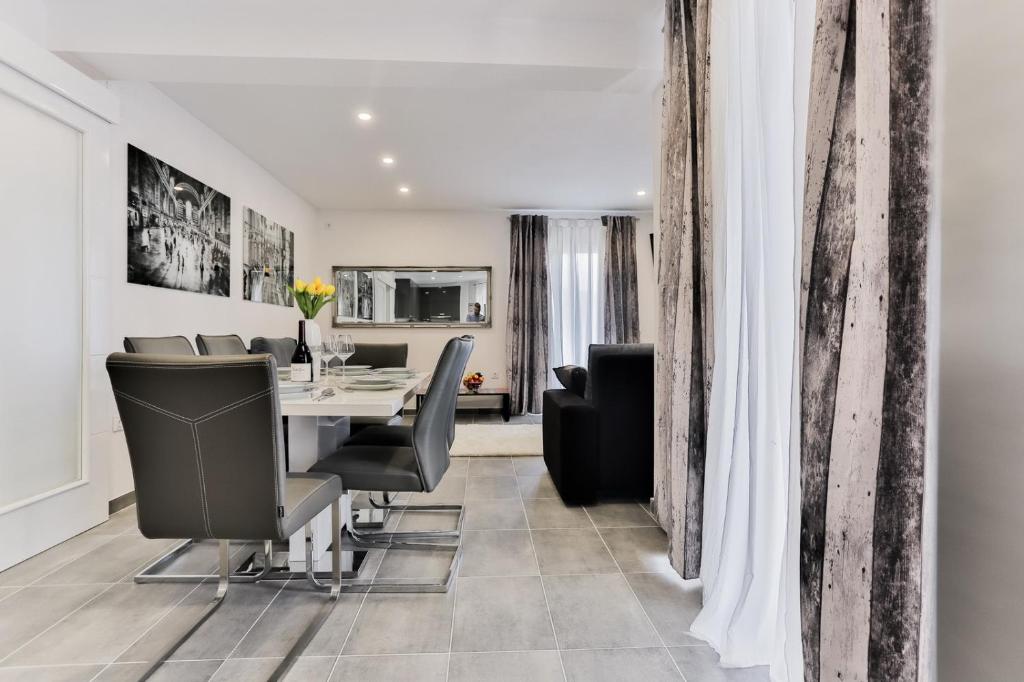 a dining room with a table and black chairs at Villa Scandalli in Sevid