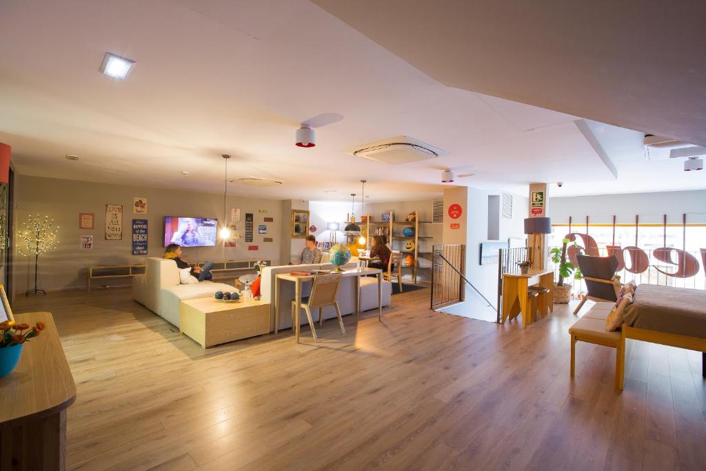 Televízia a/alebo spoločenská miestnosť v ubytovaní Yeah Barcelona Hostel