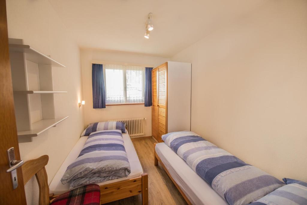 Postel nebo postele na pokoji v ubytování Chesa Talvo, Samedan