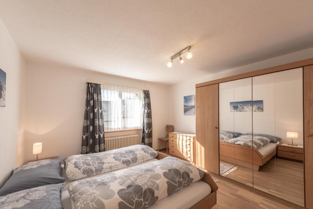 Postel nebo postele na pokoji v ubytování Chesa Talvo, Samedan