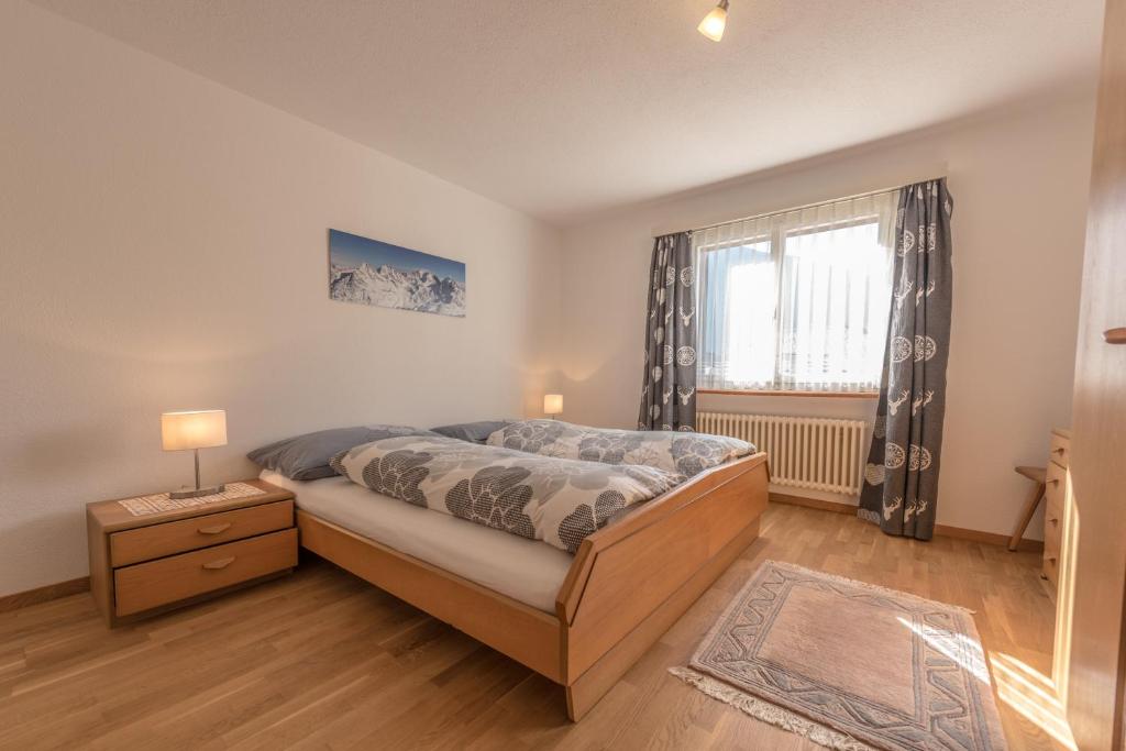 Postel nebo postele na pokoji v ubytování Chesa Talvo, Samedan