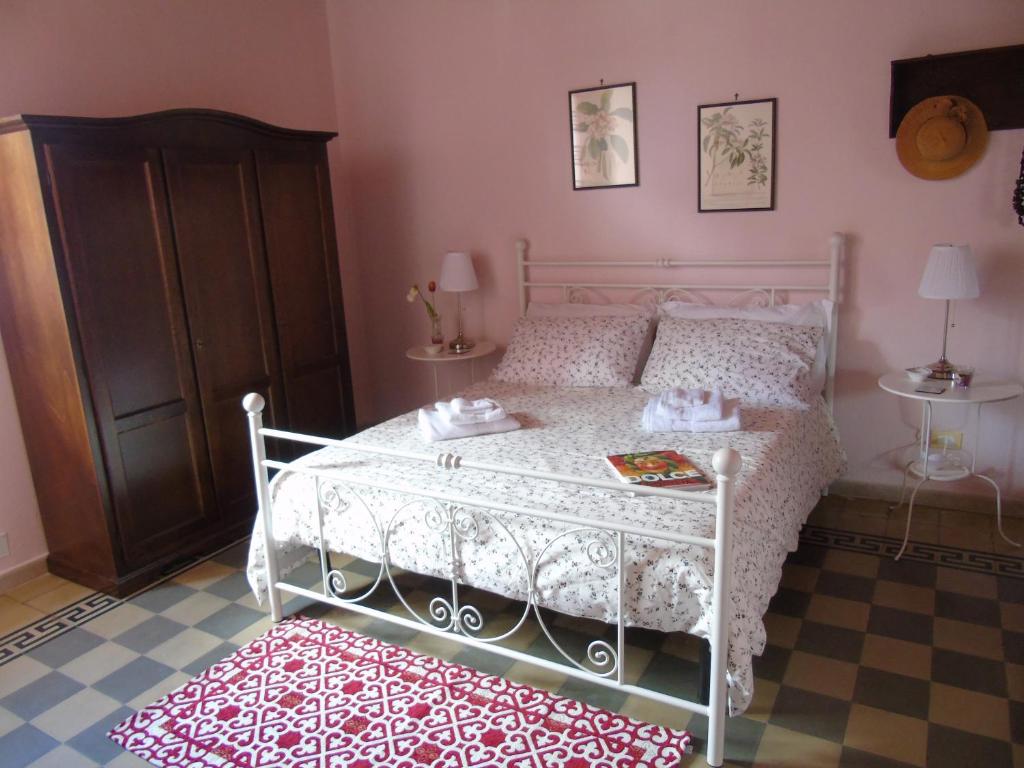 um quarto com uma cama branca e um tapete em Casa Arenella em Palermo