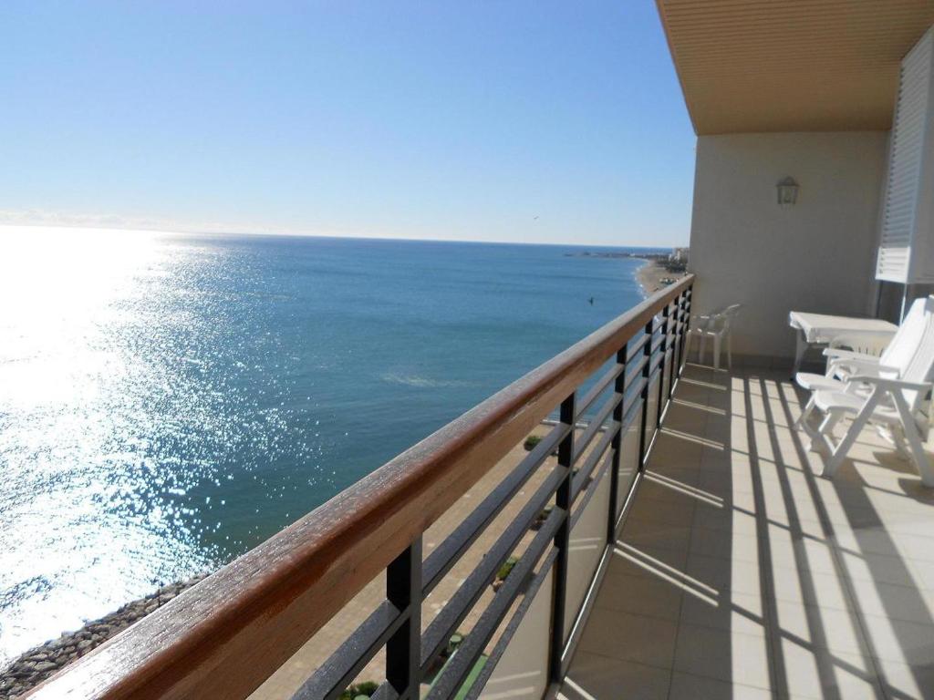 einen Balkon mit Meerblick in der Unterkunft CASTILLO DE SANTA CLARA 2 in Torremolinos