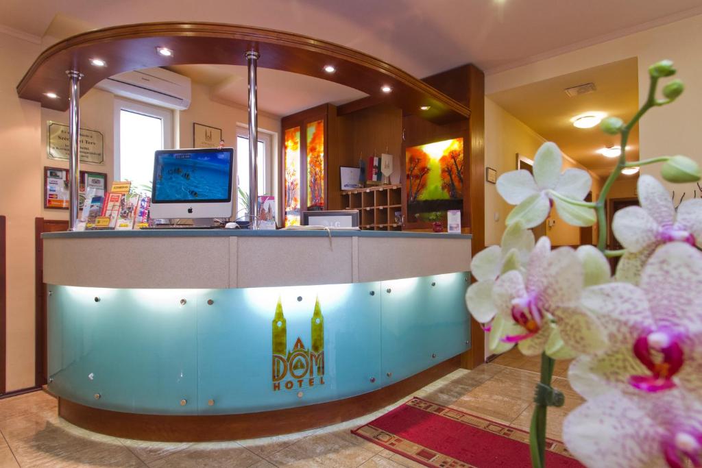 TV a/nebo společenská místnost v ubytování Dóm Hotel