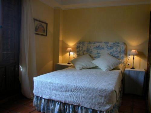 A bed or beds in a room at Hotel Restaurante Doña Anita