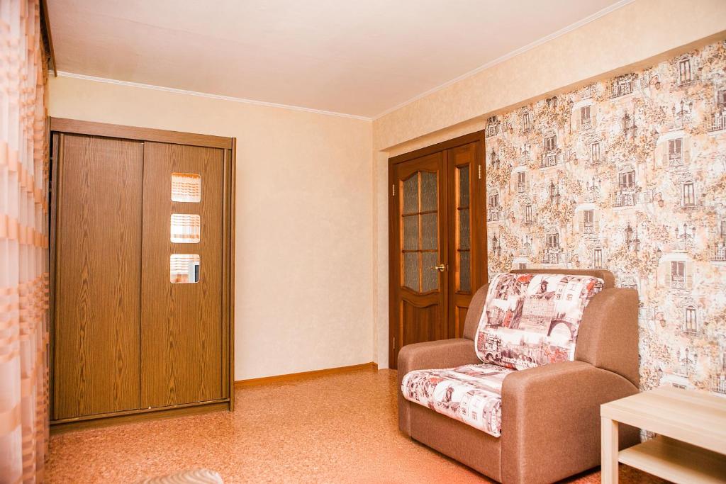 Yurgaにあるпроспект Кузбасский 12Аのリビングルーム(椅子、ドア付)