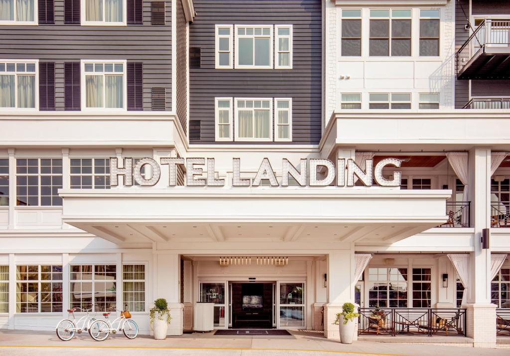 un edificio de hotel con un letrero que dice aterrizaje de Hollywood en The Hotel Landing, en Wayzata