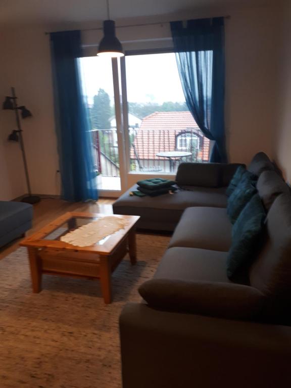 salon z kanapą i stolikiem kawowym w obiekcie Apartmam "Mavi" w mieście Varaždin