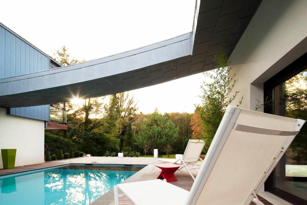 Bazén v ubytování L'Aubinière Hôtel Restaurant & Spa nebo v jeho okolí