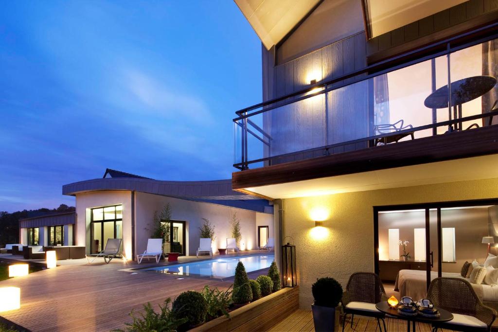 Bazén v ubytování L'Aubinière Hôtel Restaurant & Spa nebo v jeho okolí
