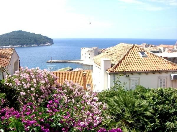 - Vistas a una ciudad con flores y al océano en Adriatic Apartments en Dubrovnik