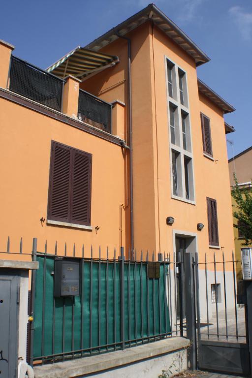 ボローニャにあるLa Mansardaの前に緑の柵のある家