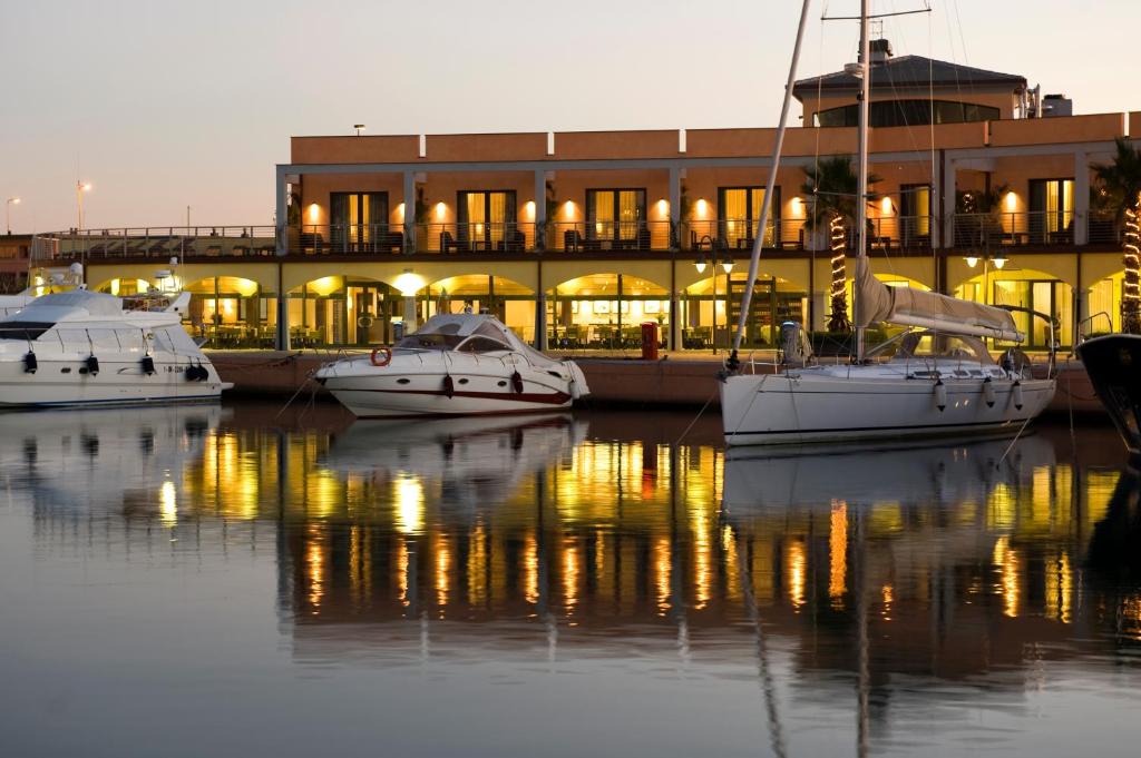Výhled na řeku, která protéká v blízkosti hotelu