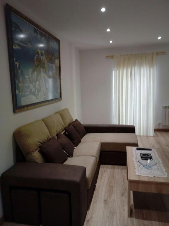 ein Wohnzimmer mit einem Sofa und einem Couchtisch in der Unterkunft Alojamiento Samumari in Ciudad-Rodrigo