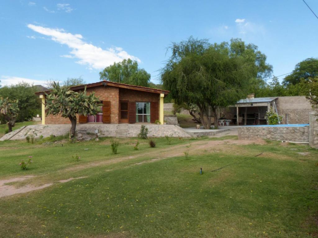 ein Haus inmitten eines grünen Gartens in der Unterkunft Parador La Rosita in San Agustín de Valle Fértil