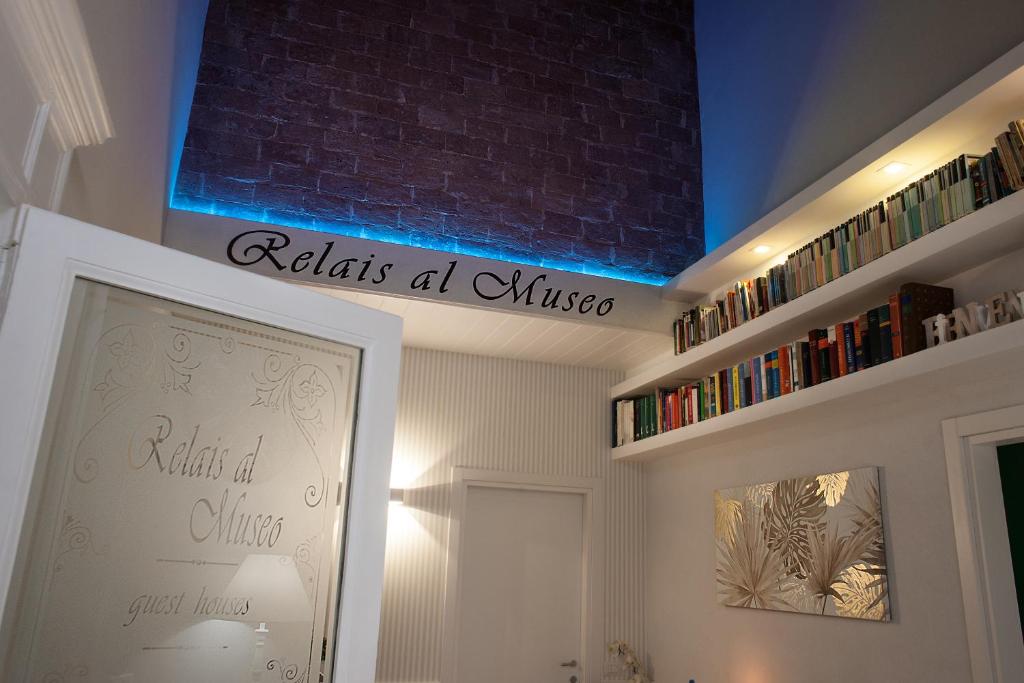 una stanza con un cartello che dice che relaxia un universo di Relais al Museo a Napoli