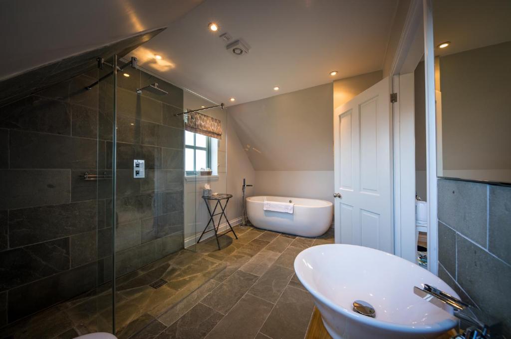 bagno con lavandino, doccia e vasca di Canowindra a Portree