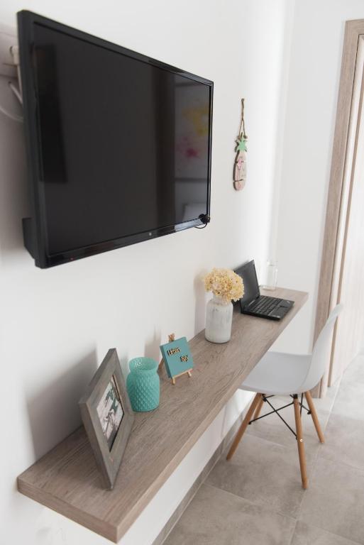 Televízia a/alebo spoločenská miestnosť v ubytovaní Olive House Apartments