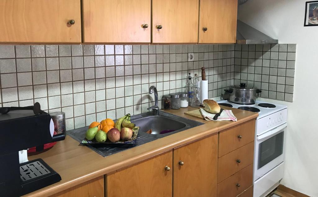 A kitchen or kitchenette at Antonia’s Home Alfa Village