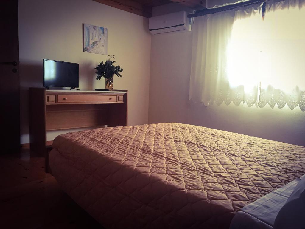 A bed or beds in a room at Antonia’s Home Alfa Village
