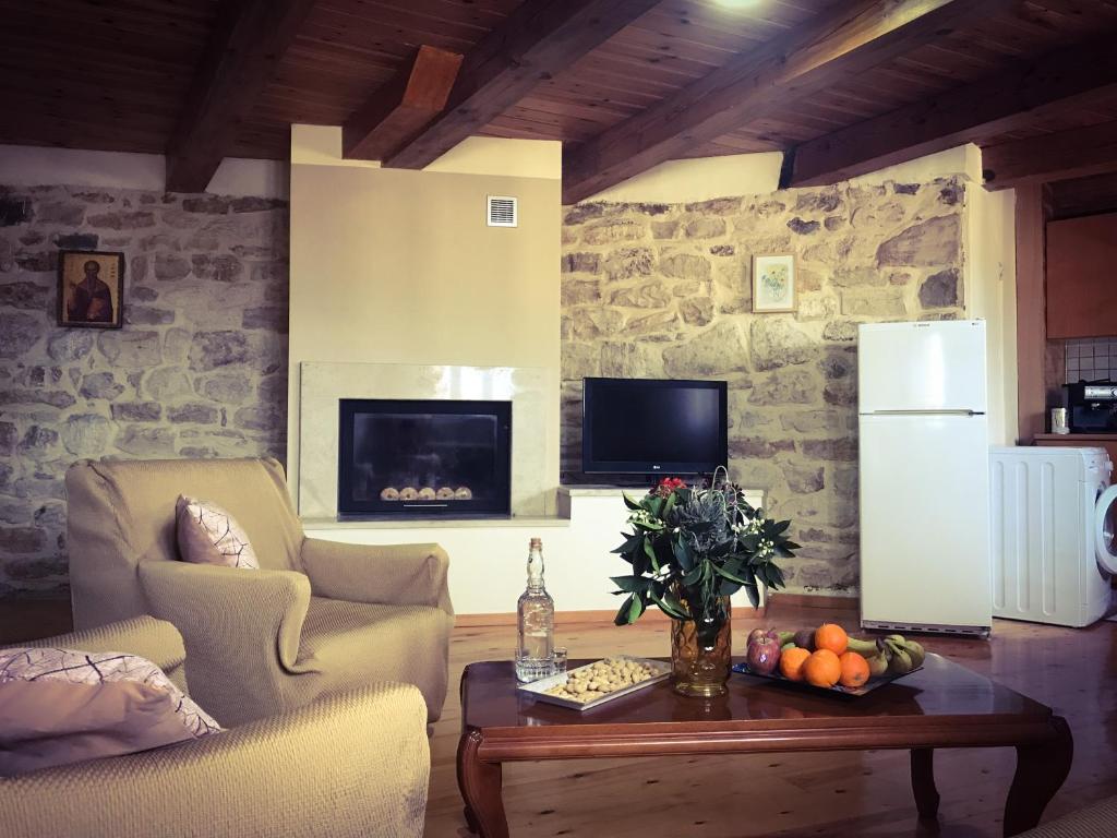 A television and/or entertainment centre at Antonia’s Home Alfa Village