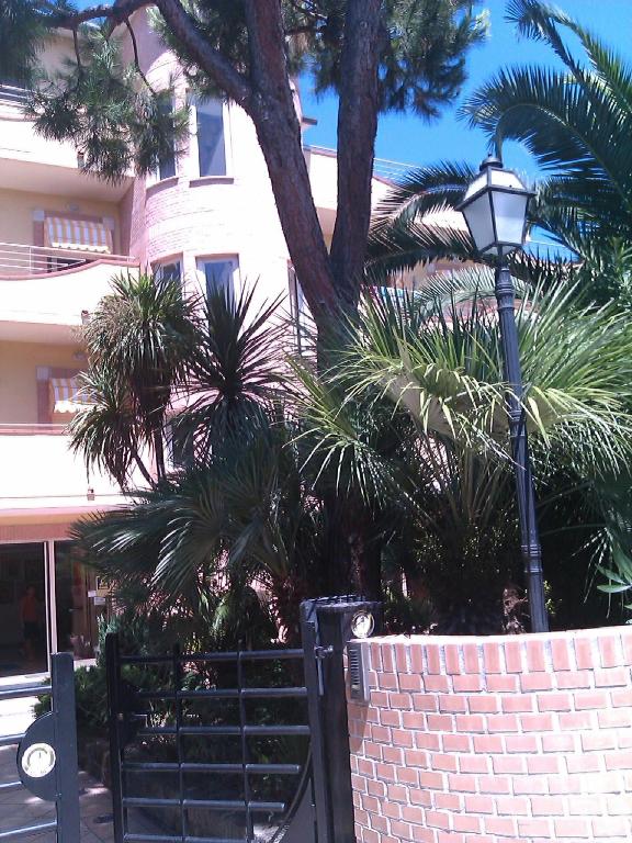 Hotel Rivadoro-Spiaggia ombrellone e lettini-Piscina-Parcheggio