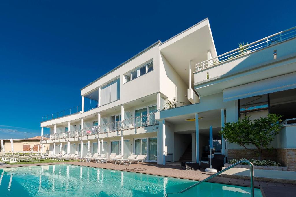 un edificio con piscina frente a él en Hotel Villa Katy, en Bardolino