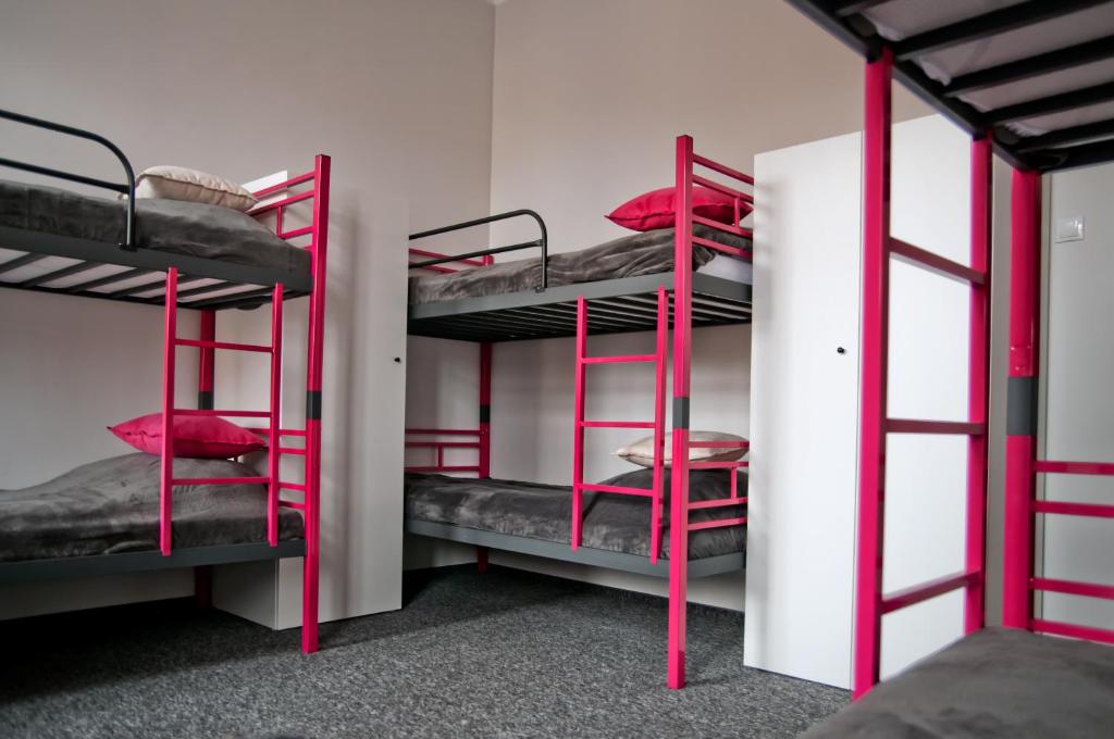 Palanda nebo palandy na pokoji v ubytování Rodmos Hostel