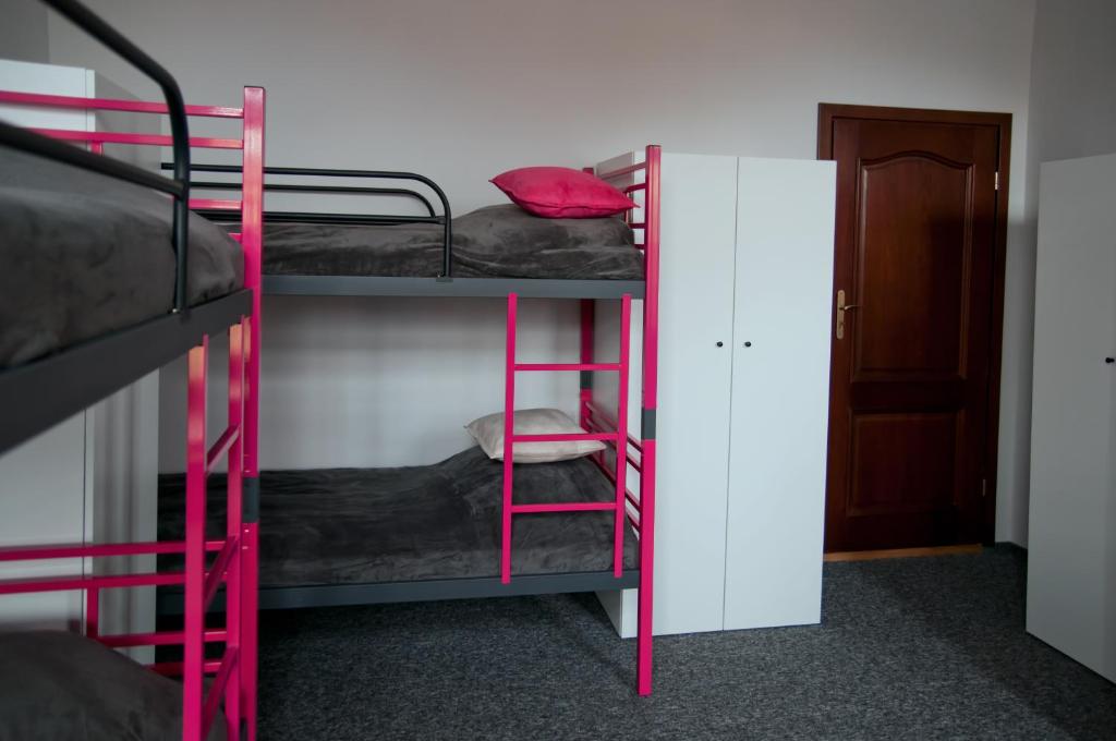 Palanda nebo palandy na pokoji v ubytování Rodmos Hostel