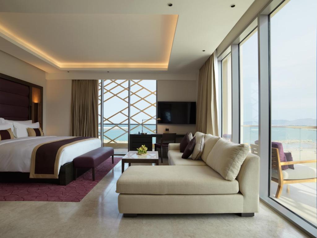 Postel nebo postele na pokoji v ubytování Kempinski Hotel Muscat