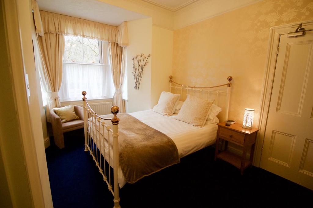 1 dormitorio con cama blanca y ventana en Bod Gwynedd Bed and Breakfast en Betws-y-coed