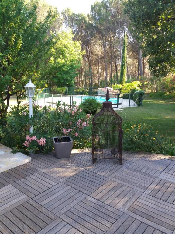 una jaula de aves sentada en la parte superior de un patio en Détente champêtre, en Lambesc