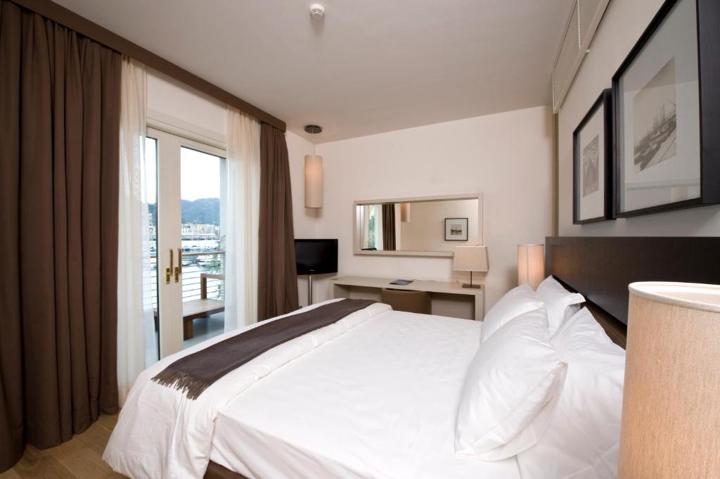 Postel nebo postele na pokoji v ubytování Marina Place Resort