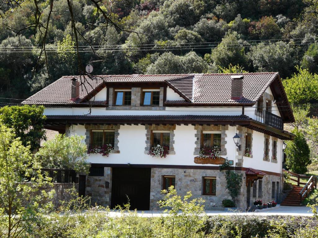 una casa en medio de una montaña en Apartamentos Rurales Valverde en Potes