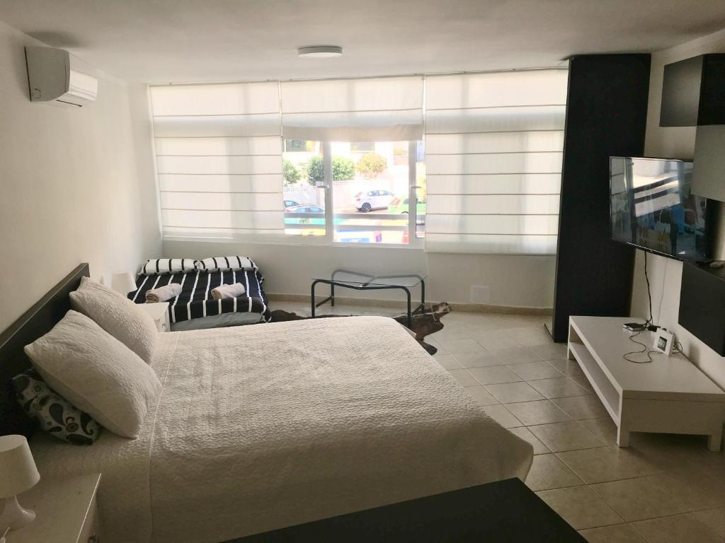Postel nebo postele na pokoji v ubytování Studio Los Cristianos Beach