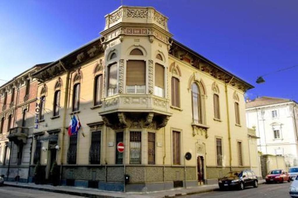 un gran edificio amarillo en la esquina de una calle en Hotel Principi D'Acaja en Turín