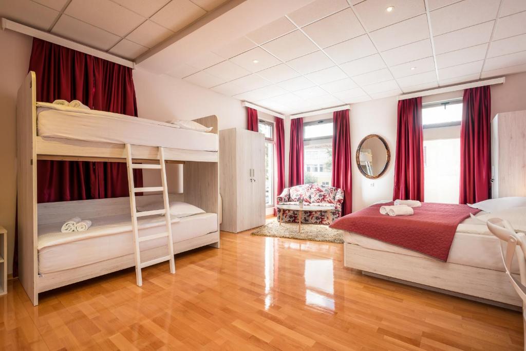 Palanda nebo palandy na pokoji v ubytování Boutique Hostel Livia