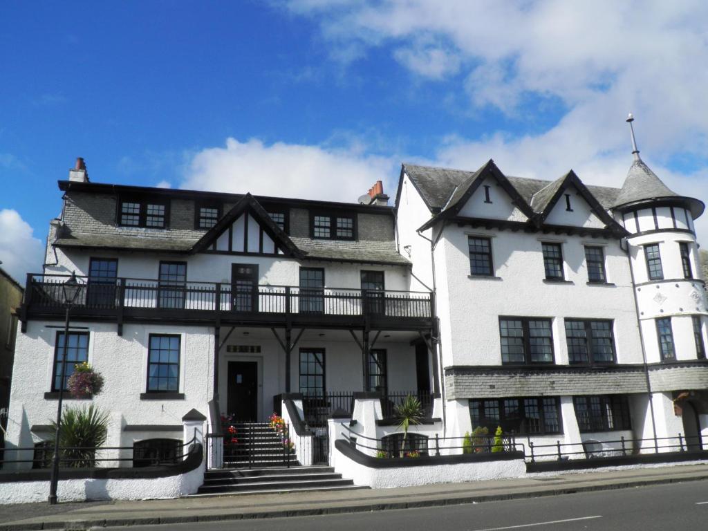 un grand bâtiment blanc avec un toit noir dans l'établissement Queens View, à Dunoon