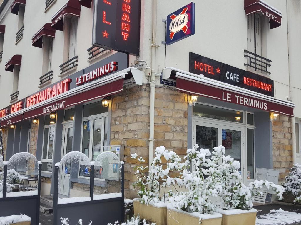 Una tienda frente a un edificio con nieve. en Terminus Fontainebleau Avon en Avon