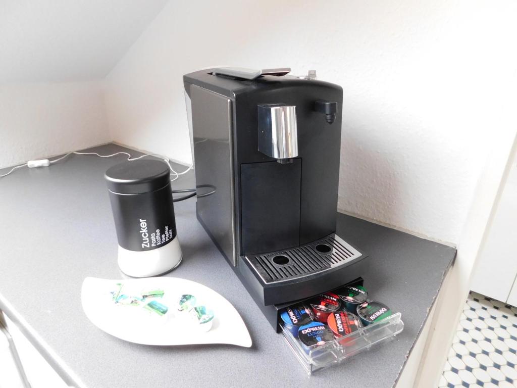 una cafetera y una cafetera sobre una mesa en Denkys-Ferienwohnung, en Maulburg