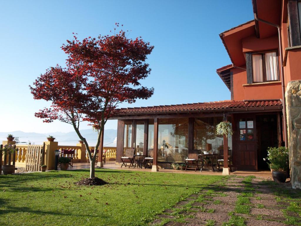 un árbol en el patio de una casa en Hotel Casa Camila, en Oviedo